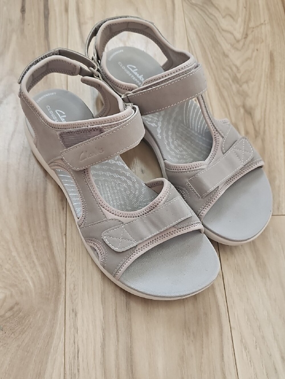 Clarks Cloudsteppers Women’s Taupe/Beige Adjustable Sandals